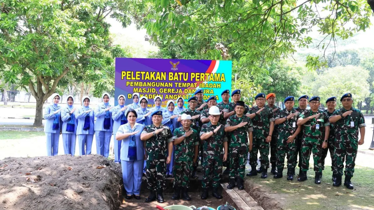 BINA KEROHANIAN: Gubernur Akademi Angkatan Udara Marsekal Muda TNI Donald Kasenda, S.T., S.I.P., M.M.,didampingi Ketua PIA Ardhya Garini Cabang BS AAU Meidy Donald Kasenda memulai pembangunan tempat ibadah Masjid, Gereja, dan Pura di lingkungan Akademi Angkatan Udara yang ditandai dengan peletakan batu pertama, Selasa (14/04/26). (Kredit Foto Penaau)