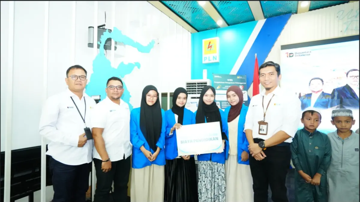General Manager PLN UIP3B Sulawesi sekaligus Pembina YBM PLN UIP3B Sulawesi, Fermi Trafianto, bersama manajemen PLN UIP3B Sulawesi menyerahkan bantuan beasiswa pendidikan kepada empat mahasiswi dhuafa Program Studi Pendidikan Biologi UNISMUH Makassar. 