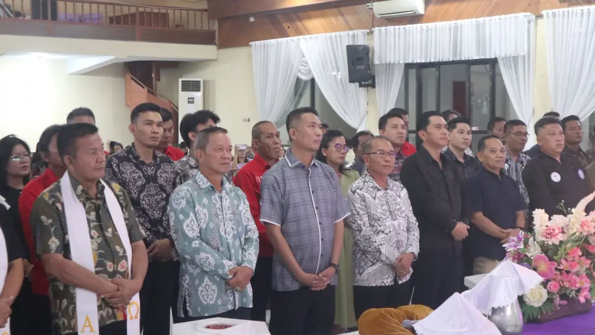PELAYANAN: Panitia Lokal lomba Baca Mazmur Seri A1 Hapsa P/KB Sinode GMIM, Jemaat Sion Teling Sentrum saat dilantik dalam ibadah Minggu di gereja 