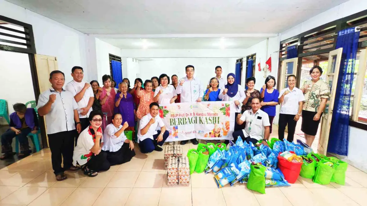 Program `Kandou Berbagi` RSUP Kandou Manado di Panti Werda INA II Yayasan Sahati, Pakowa, Kamis (16/04).
