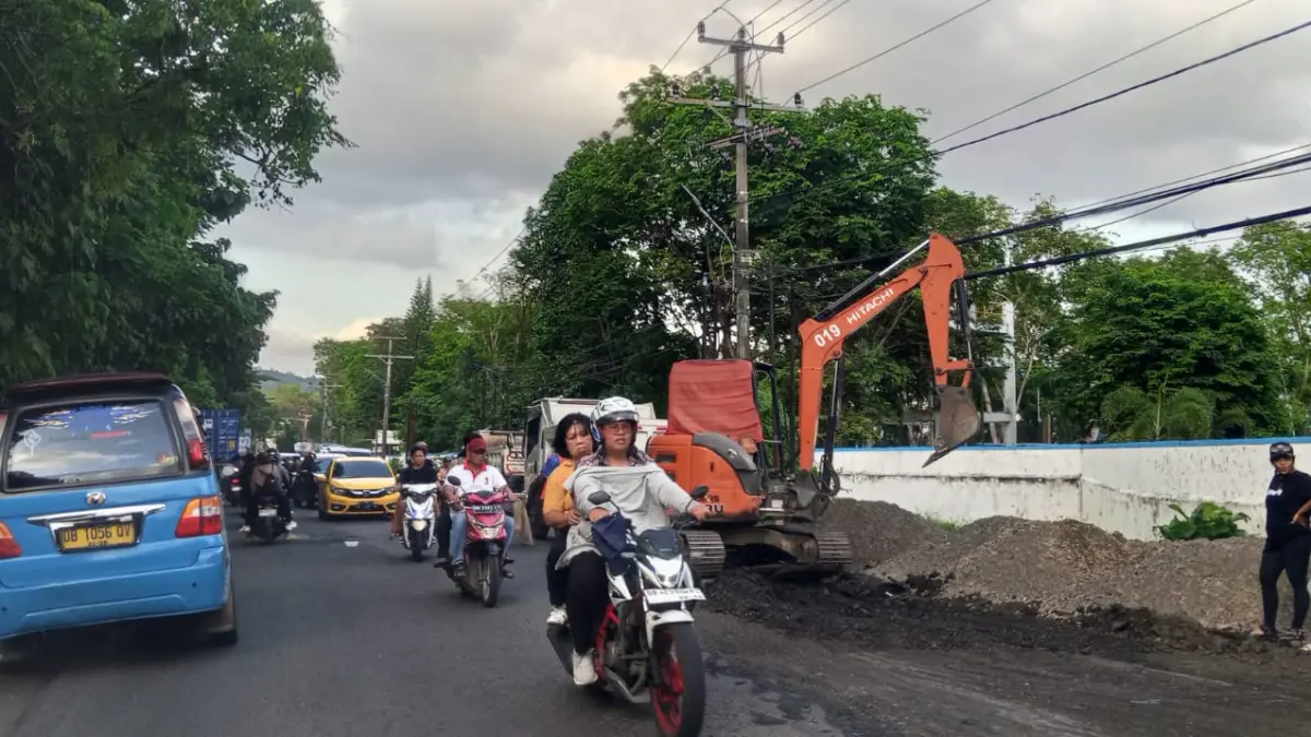 Proses perbaikan jalan nasional di Kota Bitung.(Franky/MP)