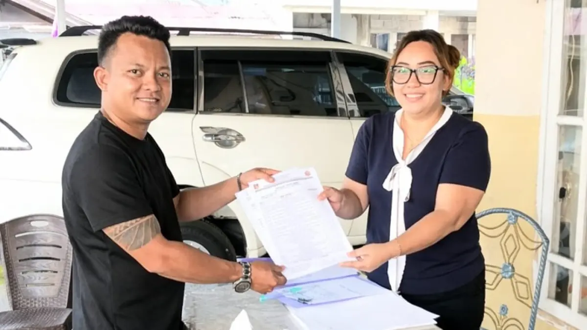 Tampak Ronald Oktavianus Tambengi SE menerima formulir dari salah satu Panitia Pilhut Anggel Sendow, Selasa (14/4/2026).