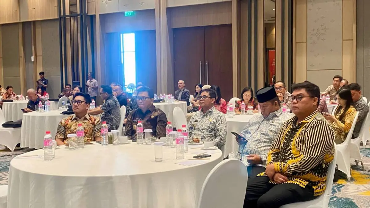 Wabup Tendris Bulahari (Kanan) saat menghadiri sosialisasi peraturan otoritas jasa keuangan no 19 tahun 2025, bertempat di Luwansa Hotel Manado, Kamis (16/04/26).