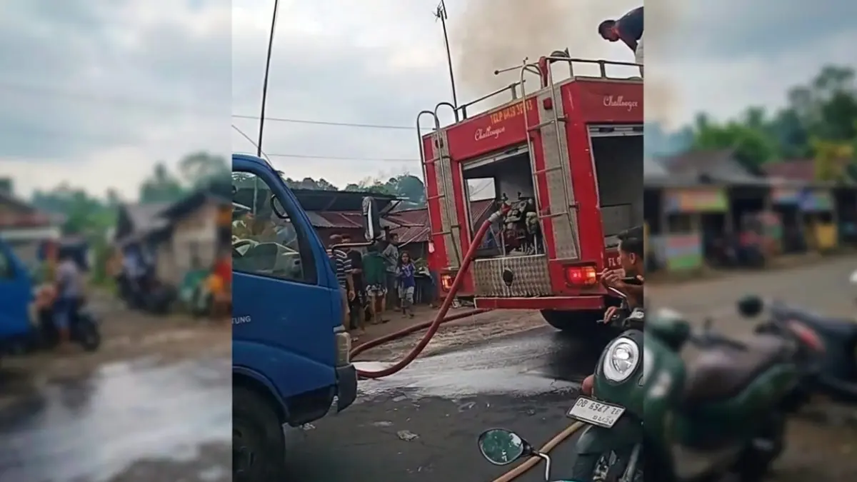 Nampak salah satu mobil tangki Perumda Air Minum Duasudara Bitung sedang menyuplai air ke armada Damkar.(Dok Istimewa)