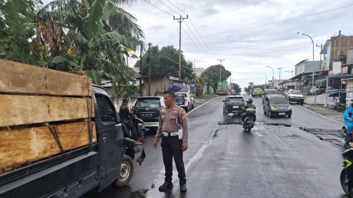 Personel Satlantas Polres Bitung mendatangi TKP adu banteng sepeda motor dan mobil pick up di ruas jalan 46.(Dok Istimewa)