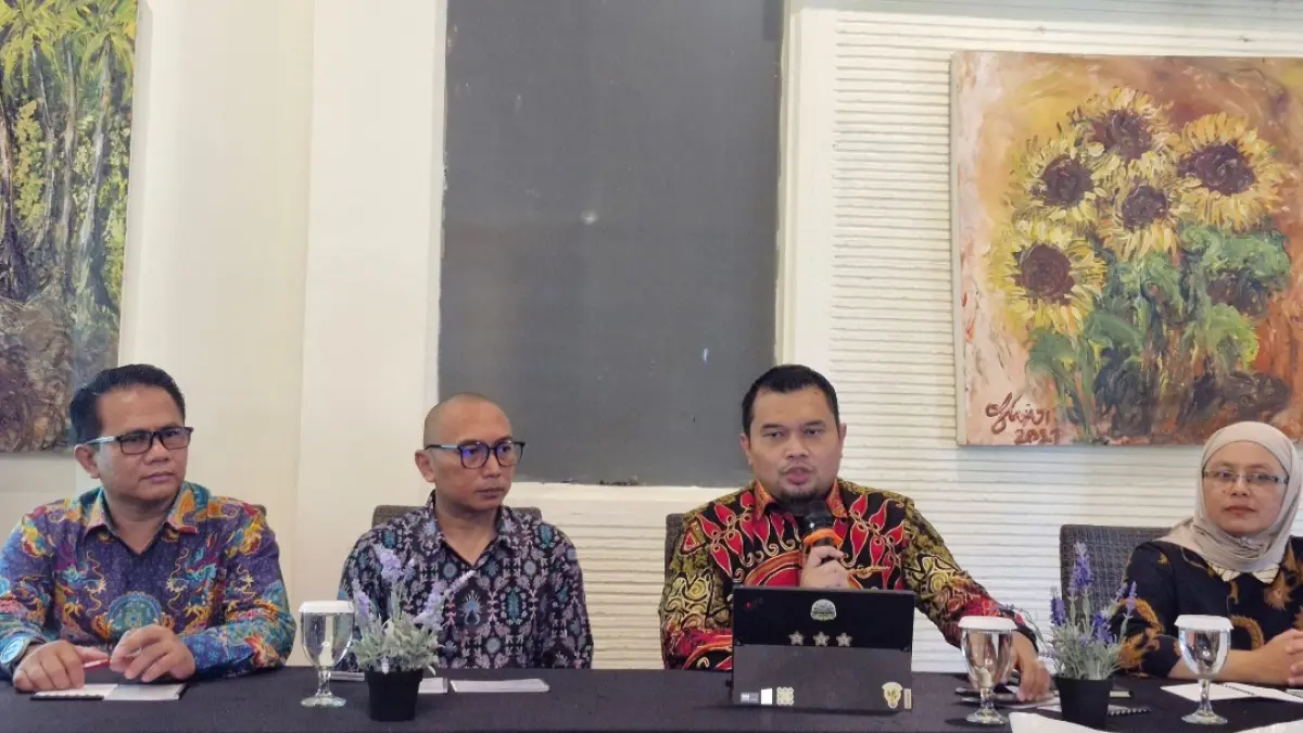 Regional CEO 4 PT Pupuk Indonesia Wisnu Ramadhani didampingo jajaran Manajemen Endah Wulandari,
Eko Winarto  dan  ⁠Heru Sofyan Firmansyah, di sela Media Gathering Jumat (17/4).