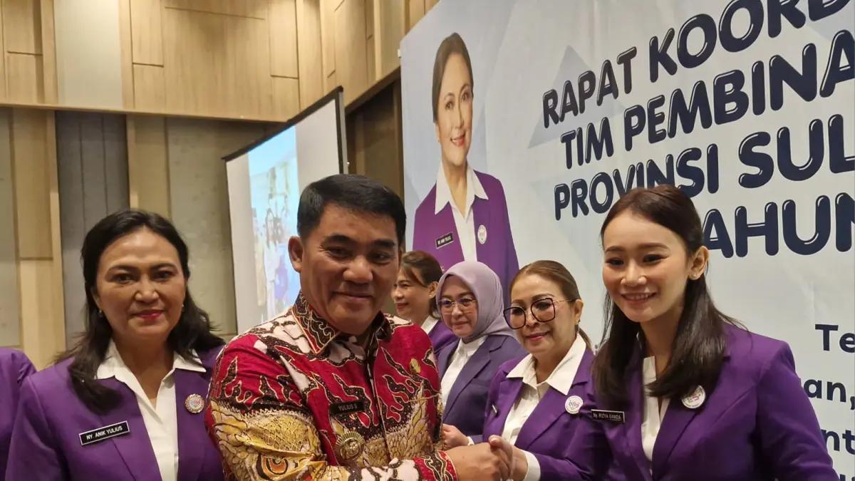 Ketua Tim Pembina Posyandu Kabupaten Minahasa utara (Minut) Rizya Ganda Davega, menerima bantuan Tim Pembina Posyandu dari Provinsi Sulawesi Utara (Sulut) diserahkan langsung oleh Gubenur Sulut Yulius Selvanus SE didampingi ketua tim pembina Posyandu Provinsi Sulut Anik Yulius Selvanus. 
