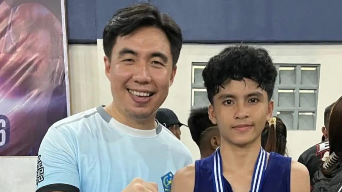 Bupati Michael Thungari bersama Kenzo Prince Manoi, salah satu petinju mudah Sangihe yang berhasil menjadi juara.
