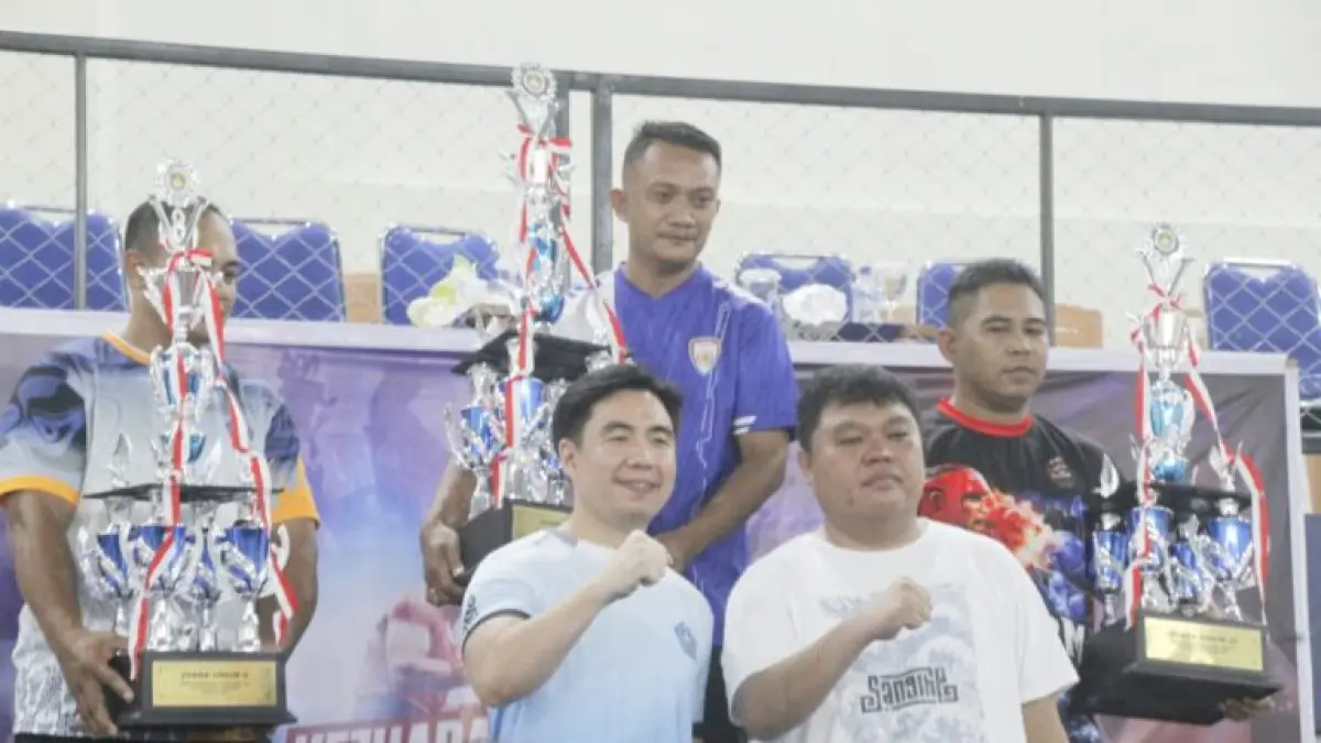 Bupati Michael Thungari (Kiri depan) dan Wakil Bupati Tendris Bulahari foto bersama para juara dalam ajang Kejuaraan Tinju Amatir Piala Bupati Sangihe 2026.