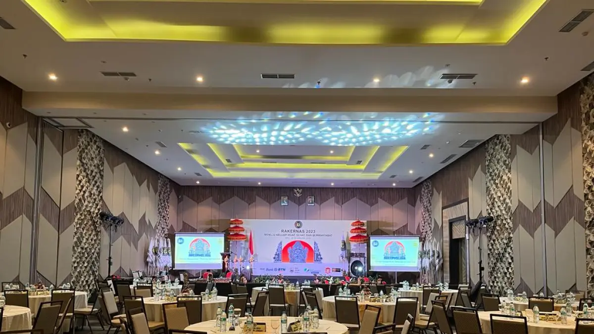 Fasilitas Rafflesia Ballroom serta ruang meeting modern yang didukung pilihan kamar nyaman seperti Deluxe Balcony dan Executive Suite untuk menunjang aktivitas bisnis dan relaksasi