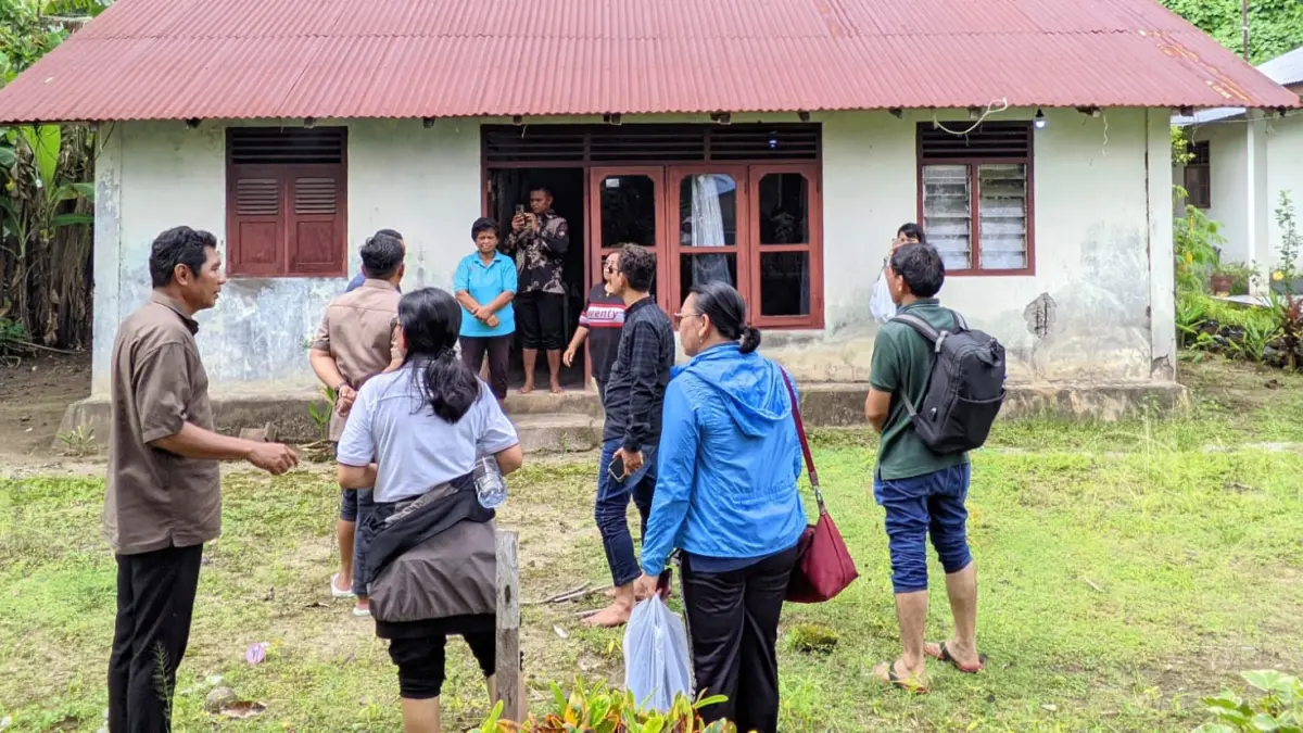 Investor saat mengecek lokasi lahan di Manado Tua untuk pembangunan dapur MBG, Jumat (17/4).