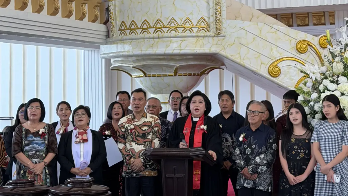 Pdt Silva Tumimomor-Laluyan, MTh bersama keluarga pamit pada jemaat GMIM Getsemani Sakobar.