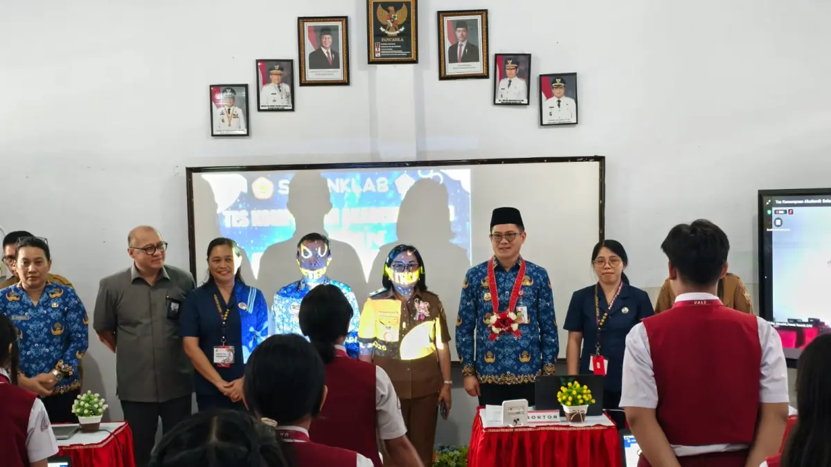 Bupati Minahasa Utara Joune Ganda saat melakukan pemantauan sekaligus pembukaan token Tes Kemampuan Akademik (TKA) di SD Unklab Airmadidi. 
