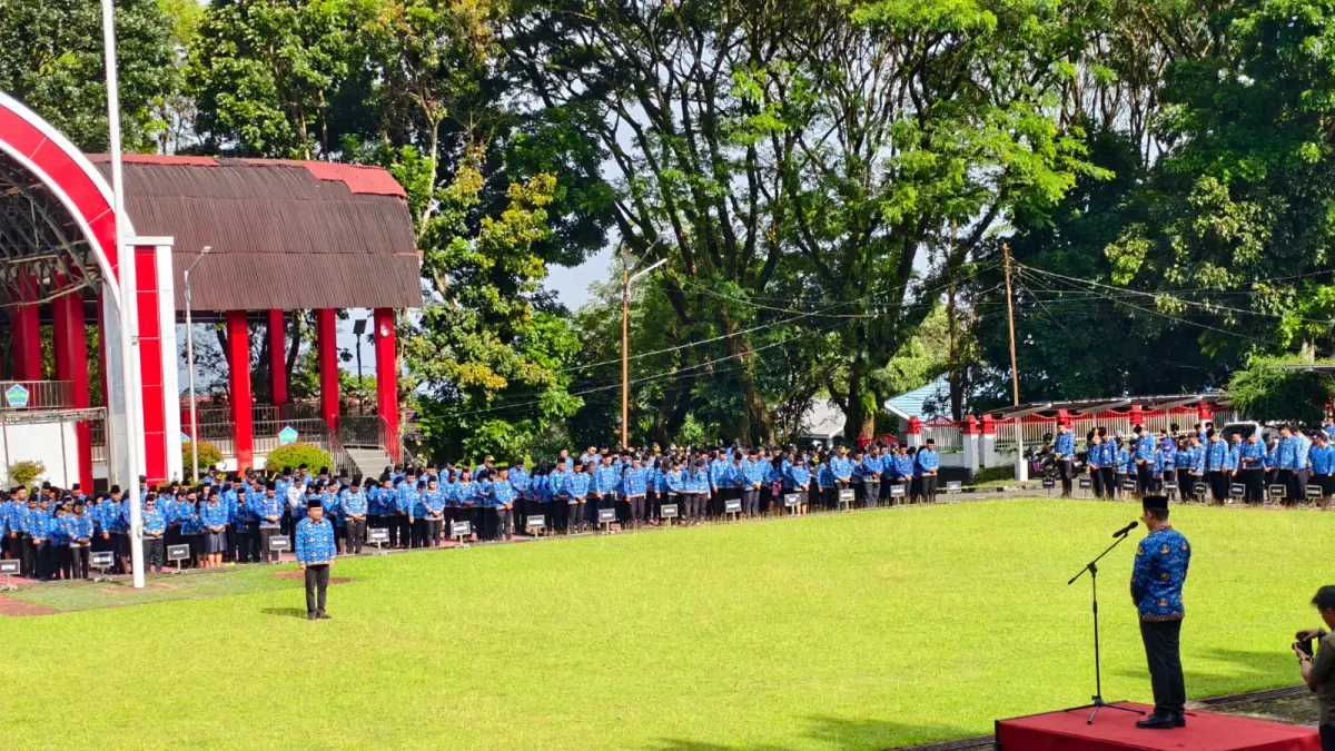 Bupati Minahasa Utara Joune Ganda saat memimpin apel Korpri di Lapangan Kantor Bupati Minahasa Utara.