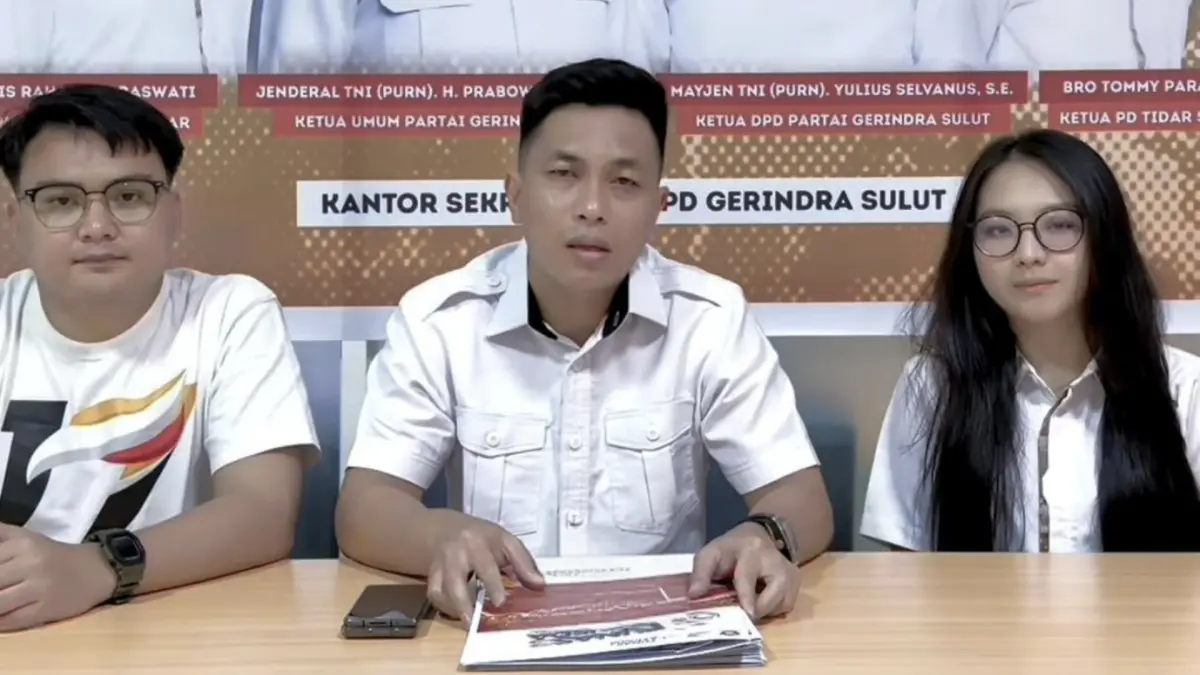 Ketua TIDAR Sulut (Tengah) didampingi panitia pelaksana Musda saat mengumumkan dibukanya pendaftaran bakal calon, Senin (20/4)