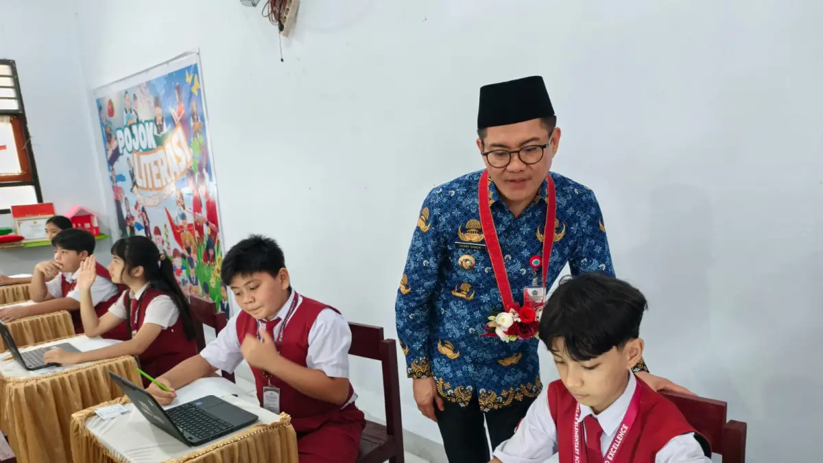 Minahasa Utara Joune Ganda saat melakukan pemantauan sekaligus pembukaan token Tes Kemampuan Akademik (TKA) di SD Unklab Airmadidi. 
