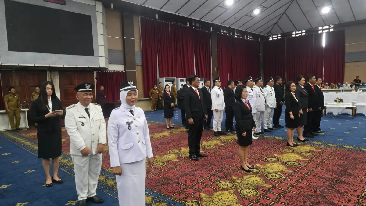 Para pebajat baru Pemkot Manado yang dilantik, Senin (20/4) oleh Wakil Wali Kota di Aula Serbaguna Pemkot