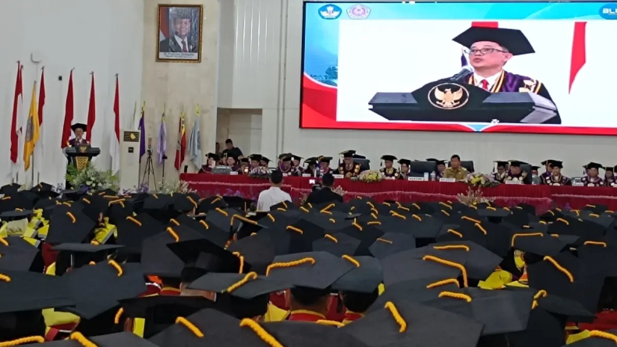 Rektor Prof Berty Sompie menyapa 774 wisudawan dan wisudawati Universitas Sam Ratulangi Manado