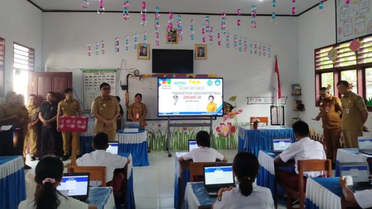 Wabup Tendris Bulahari saat membuka secara resmi Test Kemampuan Akademik tingkat sekolah dasar di SDN 2 Tahuna, Senin (20/04/26).