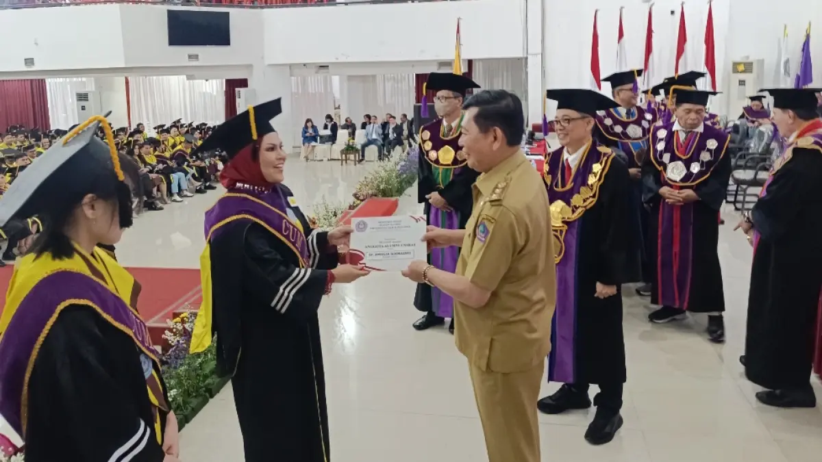 Wagub Victor Maillangkay bersama Rektor Prof Berty Sompie dan jajaran Senat Unsrat Manado, memberikan piagam keanggotaan Alumni Kampus Tumou Tou 