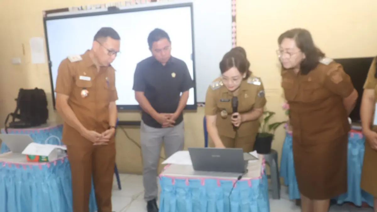 Wawali Sendy Rumajar saat merilis token sebagai tanda dimulainya pelaksanaan Tes Kemampuan Akademik (TKA) jenjang Sekolah Dasar (SD) se-Kota Tomohon. Dok istimewa 