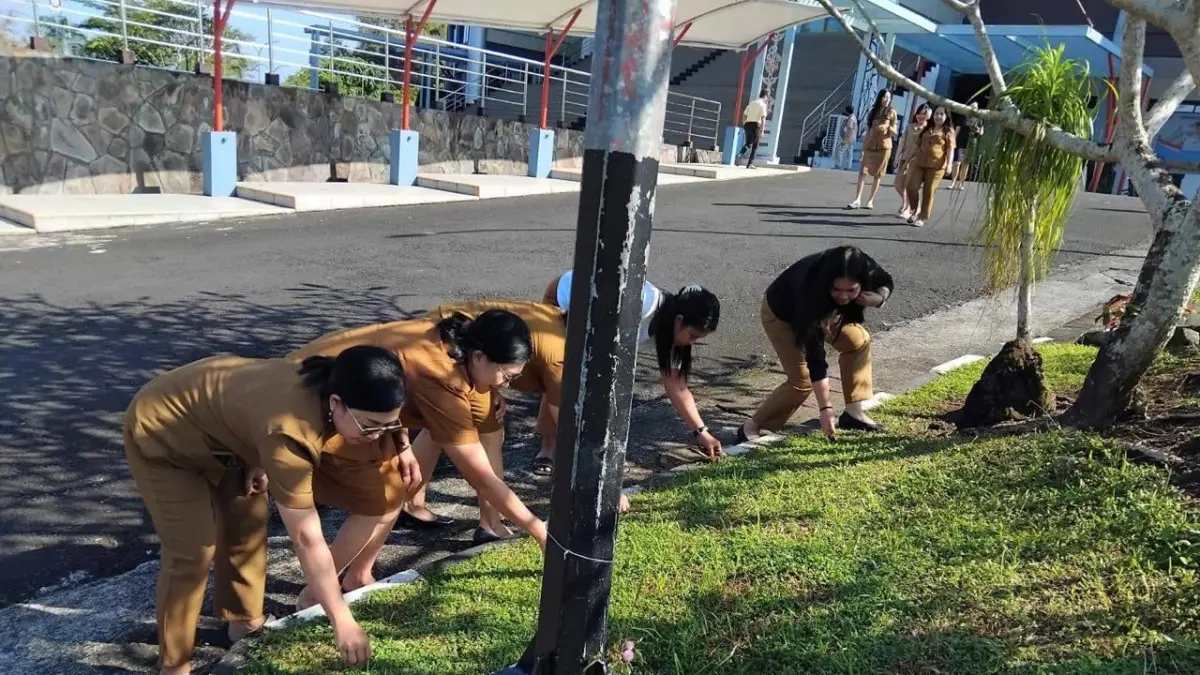 Aksi bersih-bersih lingkungan jajaran Setwan Sulut, Selasa (21/4).