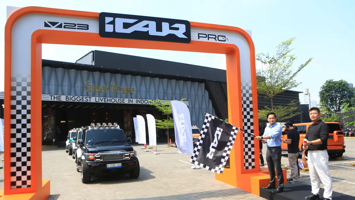 Flag off secara simbolis menandai resminya penyerahan unit iCAR V23 Pro Plus Collector Series kepada para V23 Initial Pioneer
