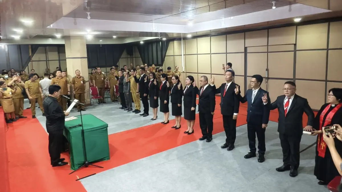 Sekretaris Daerah Novly Wowiling saat mengambil sumpah janji jabatan dalam rolling  Pemkab Minut. 
