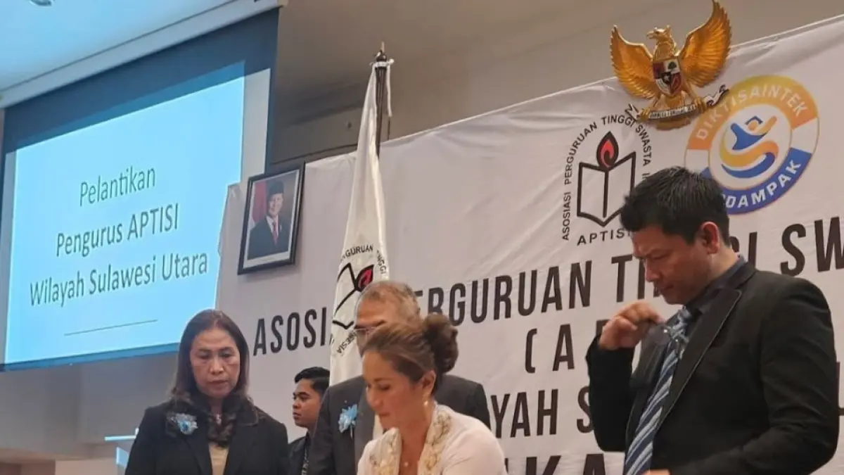 SELAMAT BERTUGAS: Merry JJ Langi SE MSi resmi dilantik sebagai Ketua Asosiasi Perguruan Tinggi Swasta Indonesia (APTISI) Sulut Wilayah Sulawesi Utara untuk masa bakti 2026–2030. &nbsp;Prosesi pelantikan digelar di Sintesa Peninsula Hotel dan dipimpin langsung Ketua Umum Asosiasi Perguruan Tinggi Swasta Indonesia Budi Djatmiko, Senin (20/04/26).