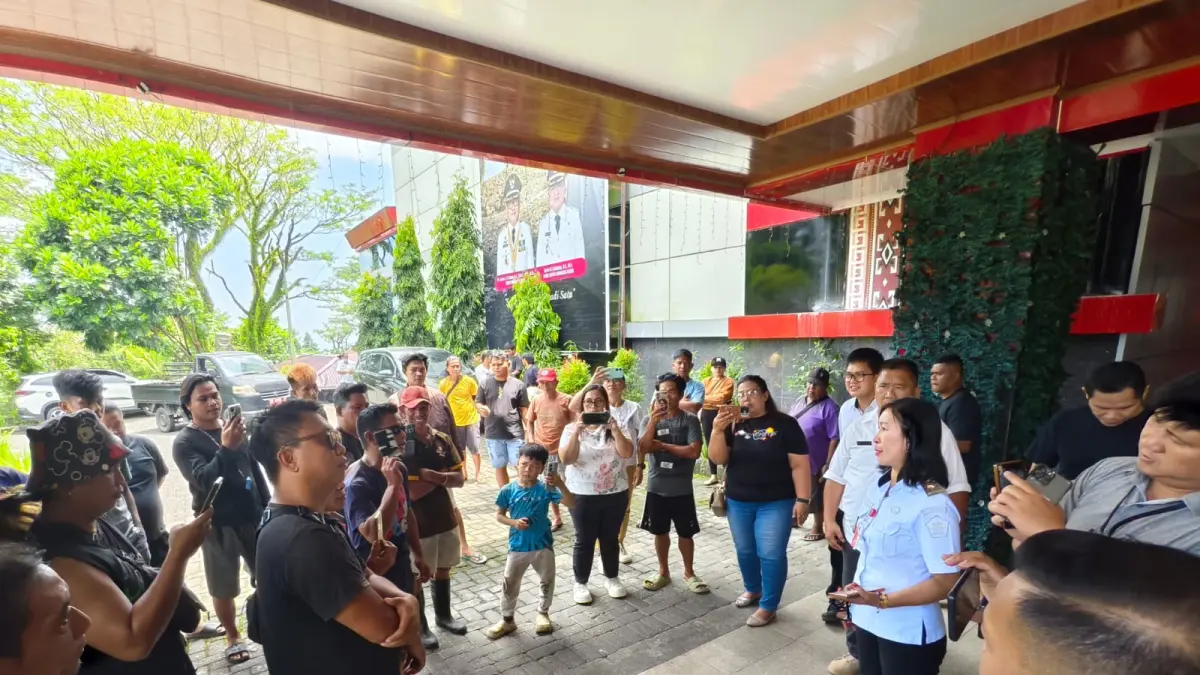 Kadis DLH Minut Olfie Kalengkongan saat menerima keluhan dari Sopir Pick Up pengangkut sampah di Kantor Bupati Minahasa Utara