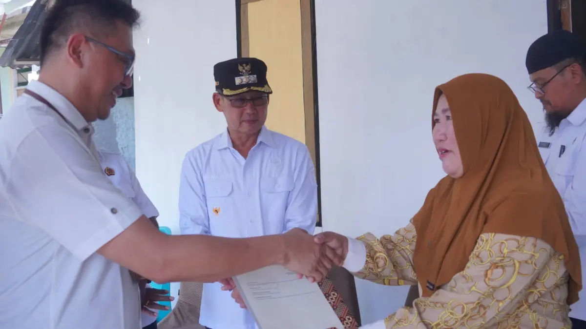 Kegiatan penyerahan sertifikat program PTSL di Kelurahan Manembo-Nembo Tengah.(Dok Istimewa)