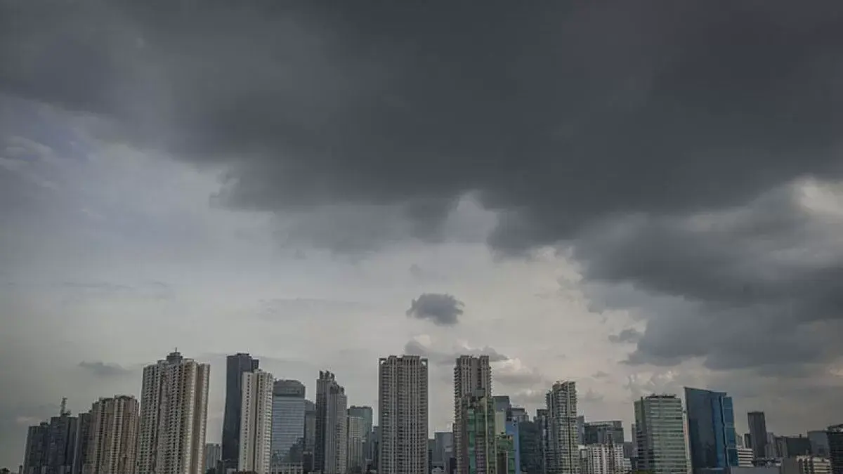 Pemandangan gedung-gedung bertingkat yang diselimuti awan tebal di Jakarta, Kamis (24/6/2021) (Aditya Pradana Putra/ANTARA)