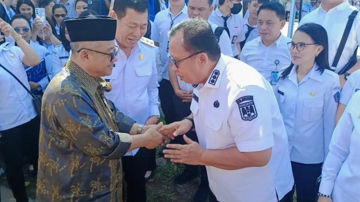 SAMBUT: Bupati Minahasa Dr Robby Dondokambey saat menyambut Mendikdasmen Prof Abdul Mu’ti, Rabu (22/4/2026) di SMK N 3 Tondano.
