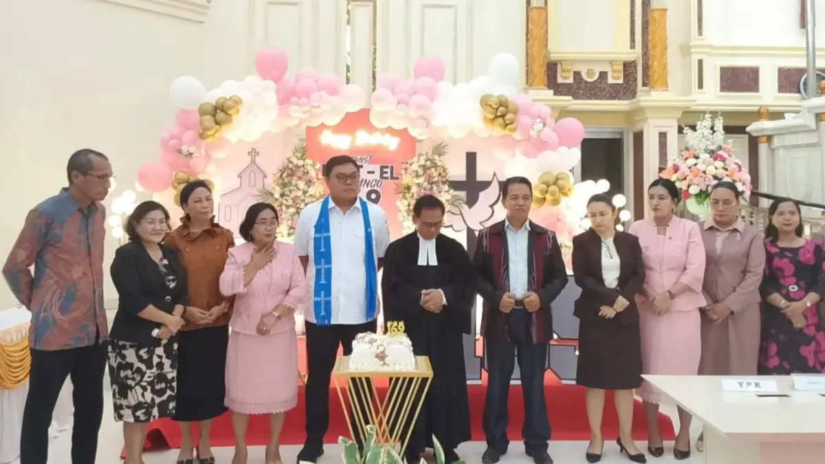 Wabup Tendris Bulahari (Kemeja Putih) saat menghadiri perayaan HUT ke-169 GMIST Bait-El Lapango dirangkaikan dengan peresmian gedung gereja baru, Rabu (22/04/26).