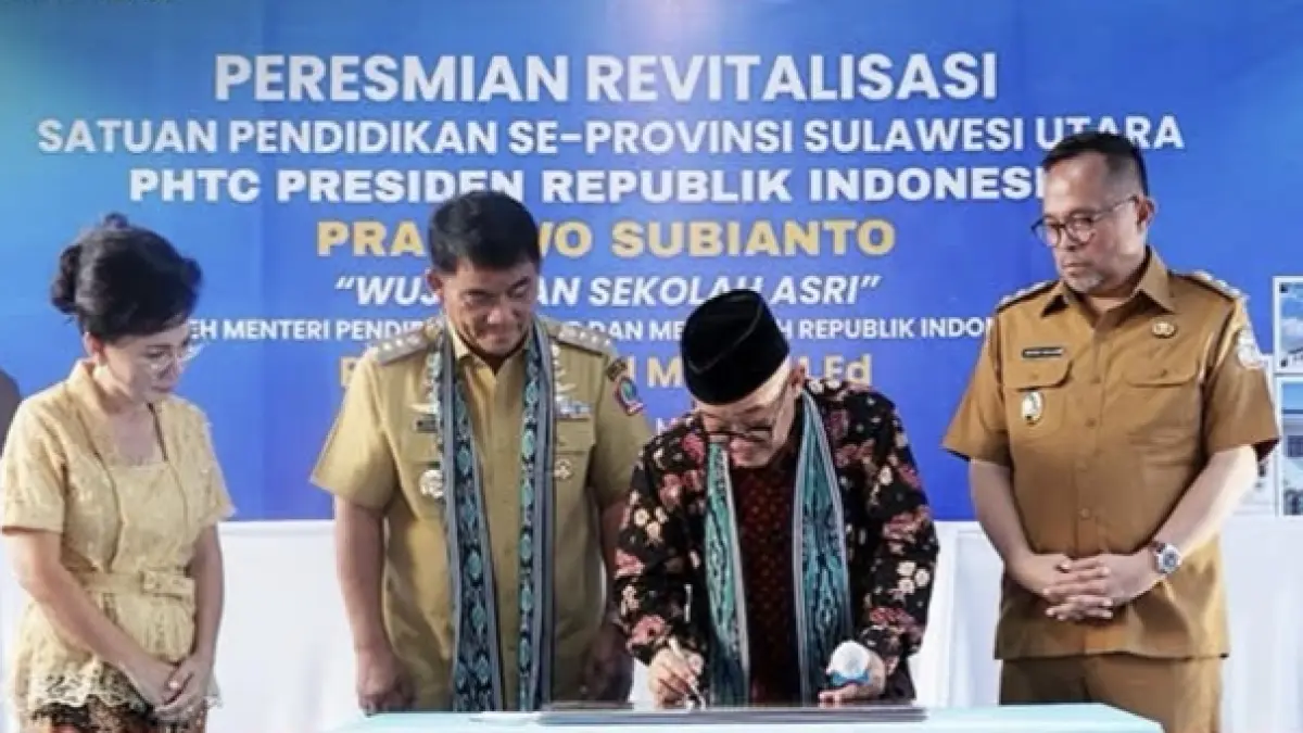 Wakil Wali Kota Manado (ujung kanan) mendampingi Menteri Pendidikan Dasar dan Menengah bersama Gubernur Sulut dalam acara peresmian