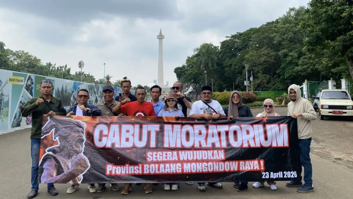 Sebanyak 50 orang yang tergabung dalam Aliansi Percepatan Pembentukan Pemekaran Provinsi Bolmong Raya (AP3BMR) serta aktivis dan mahasiswa peduli pemekaran, menggelar aksi unjuk rasa di depan Istana Merdeka, Jakarta Pusat, pada Kamis, 23 April 2026 siang tadi.