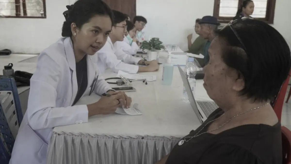 BAKSOS: Sentra Medika Hospital Minahasa Utara menghadirkan pelayanan kesehatan gratis bagi masyarakat lanjut usia di Desa Kuwil, Kalawat, pekan lalu.
