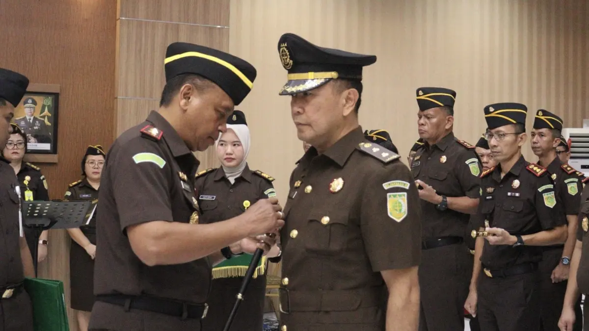 Kajati Jacob Hendrik Pattipeilohy SH MH, memimpin Upacara Pelantikan, Pengambilan Sumpah dan Serah Terima Jabatan Wakil Kepala Kejaksaan Tinggi Sulawesi Utara dan Pejabat Eselon III, Kamis (23/04/2026).