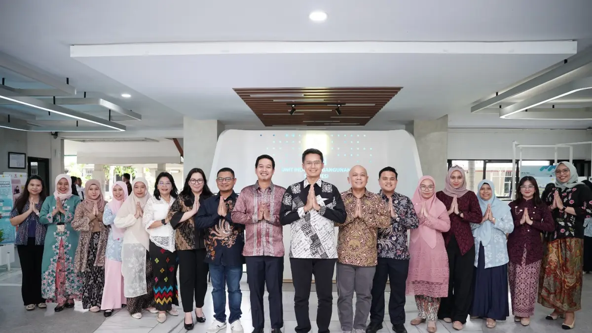 Pegawai PLN UIP Sulawesi kompak kenakan batik dan kebaya di momen Hari Kartini.