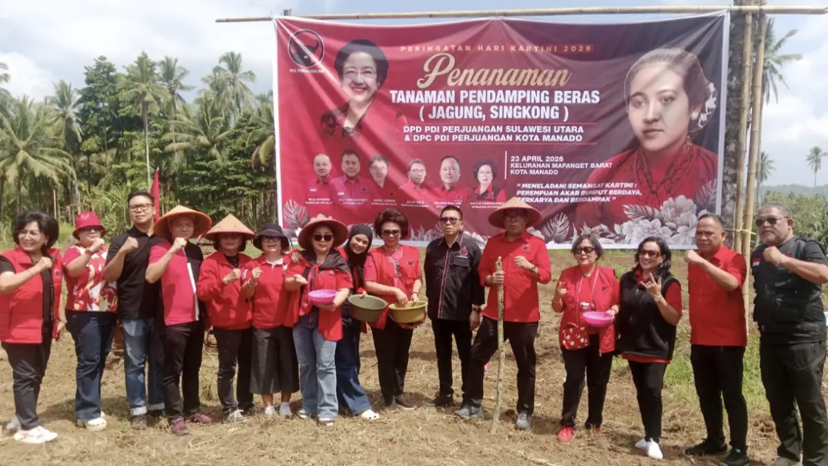 Pengurus DPC dan personel Fraksi PDI Perjuangan Kota Manado saat melakukan penanaman jagung dan singkong di Kelurahan Mapanget Barat, Kamis (23/4)