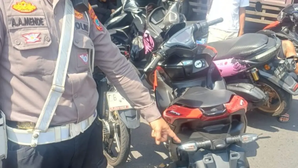 Petugas saat mengamankan salah satu kendaraan yang terjaring dalam operasi, Kamis (23/4)