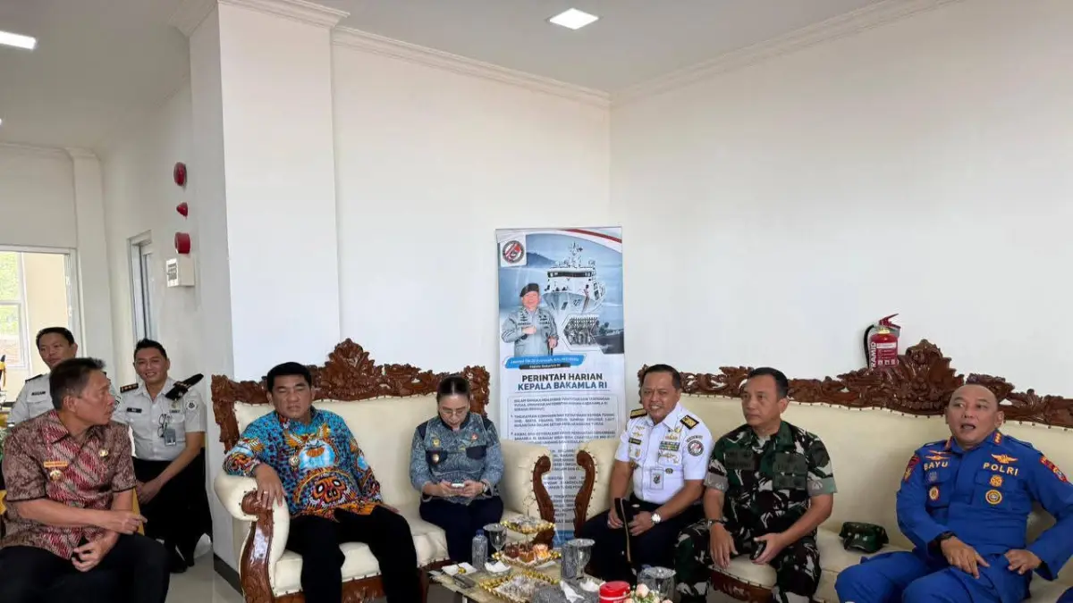 RESMI: Bupati Minsel dan Gubernur Sulut berbincang dalam Peresmian Gedung Baru Markas Komando (Mako) Zona Tengah Badan Keamanan Laut (Bakamla) Republik Indonesia di Desa Kalasey II, Kecamatan Mandolang, Kamis (23/4).
