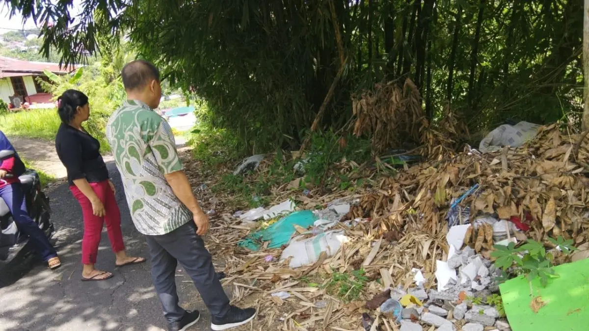 Sampah yang dibuang sembarang di  salah satu tempat di Keluarahan Banjer, Kecamatan Tikala, Kota Manado