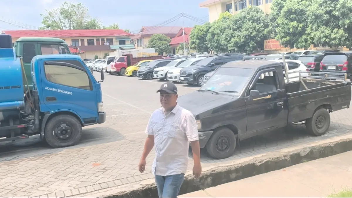 Suami Lurah Airmadidi Atas Ricky saat mendatangi Kantor Polda Sulut