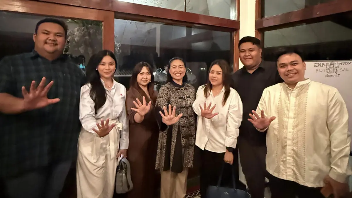 Bara Prima (kiri ujung) bersama kader TIDAR Sulut saat bertemu dengan Ketua Umum Saraswati Djojohadikusumo (tengah)