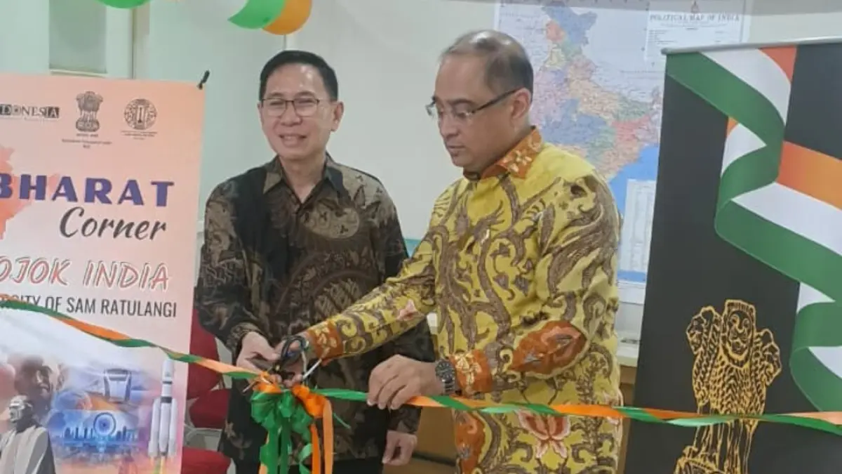 Duta Besar India untuk Indonesia H.E. Mr. Sandeep Chakravorty bersama Wakil Rektor Bidang Perencanaan, Kerjasama dan Hubungan Masyarakat Prof. Ir. Steenie E. Wallah, MSc, PhD, saat meresmikan Bharat Corner di Unsrat Manado