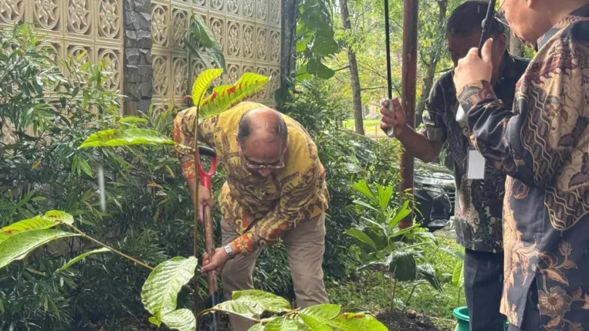Duta Besar India untuk Indonesia H.E. Mr. Sandeep saat melakukan penanam pohon di kampus Tumou Tou