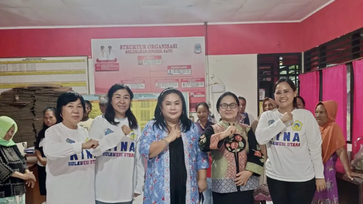 EMPATI: Deasy Syulce Komaling tampak memimpin penyaluran bantuan sekaligus memberikan penguatan moril kepada para korban bencana kebakaran di Singkil.