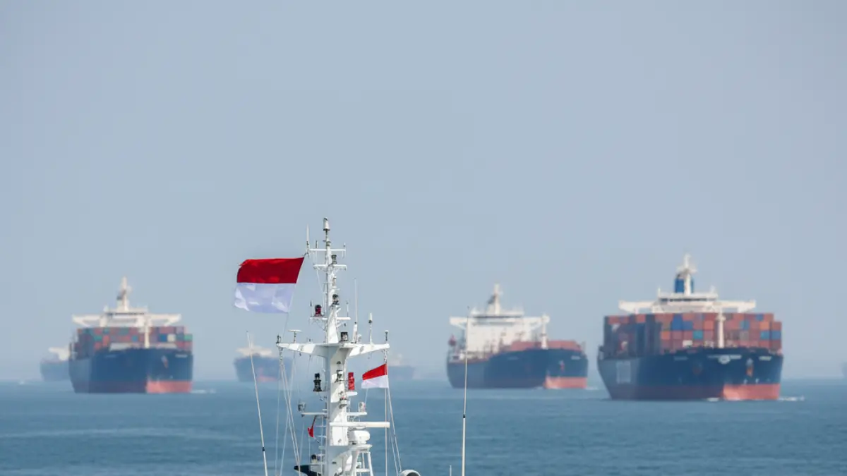 Kapal patroli Badan Keamanan Laut (Bakamla) Indonesia berpatroli di Selat Malaka, jalur pelayaran vital yang menjadi fokus utama dalam menjaga kedaulatan dan kepentingan ekonomi nasional.