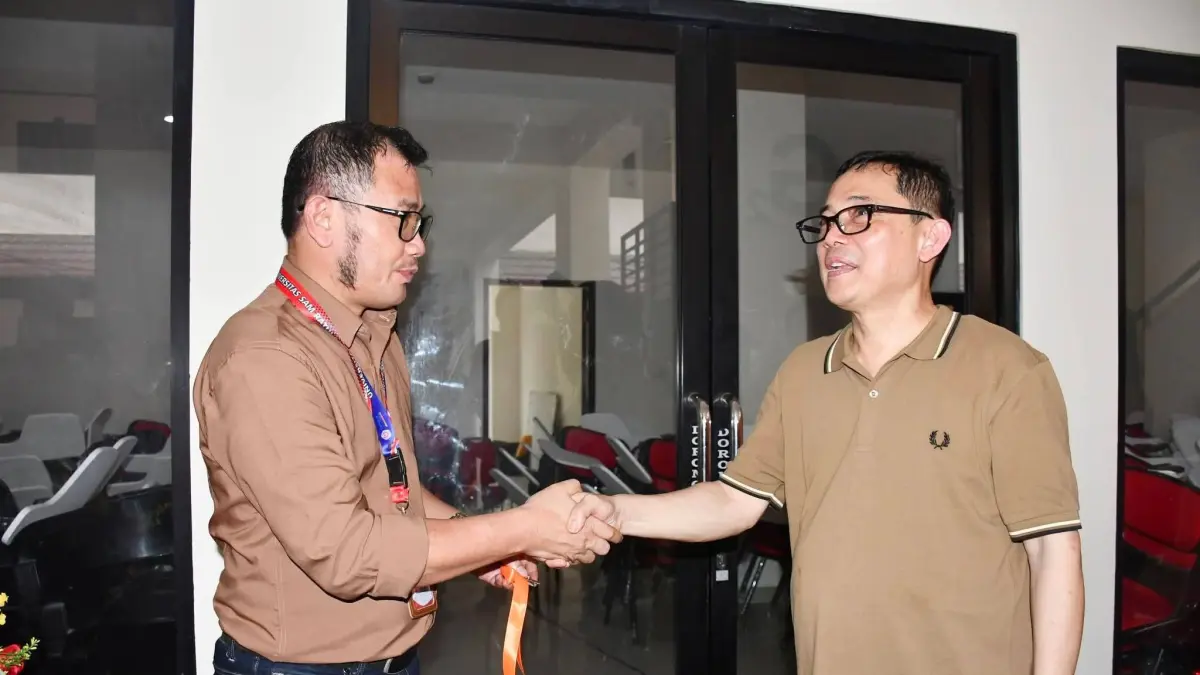 KOLABORASI: Rektor Unsrat Manado Prof Dr Ir Oktovian Berty Alexander Sompie, M.Eng., IPU., ASEAN Eng bersama Dekan Dr Ferry Daud Liando saat peresmian gedung baru Fisip Unsrat.